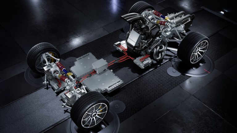 Mercedes-AMG Project One aduce tehnologia din Formula 1 pe străzi, redefineşte hipermaşinile