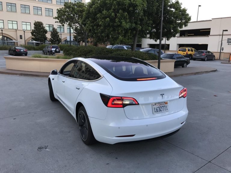 Noi fotografii cu Tesla Model 3 par să indice o autonomie de peste 480 km; Iată cum arată interiorul automobilului