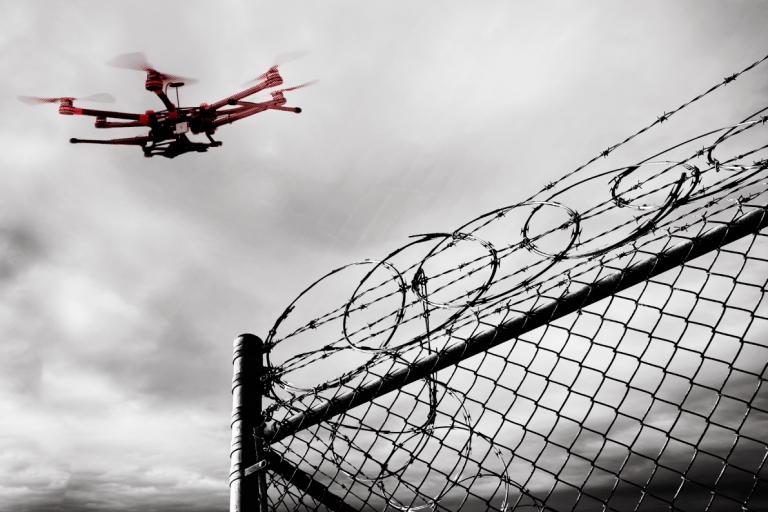 Dronele devin tot mai des mijlocul preferat al celor din închisoare pentru a obţine contrabandă