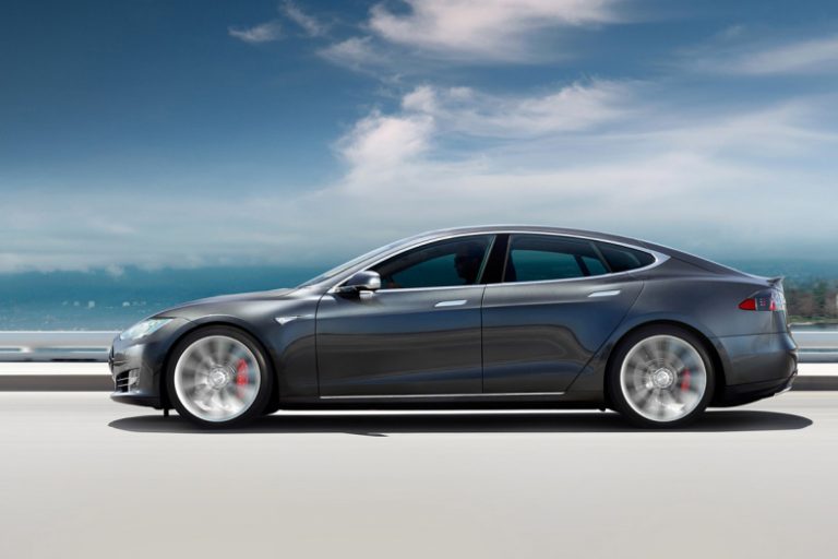 Tesla ar intenţiona să construiască o fabrică de tip Gigafactory în China, alte 3 global