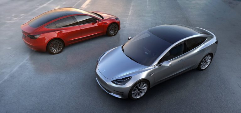 Elon Musk promite că Tesla Model 3 va avea comenzi vocale avansate