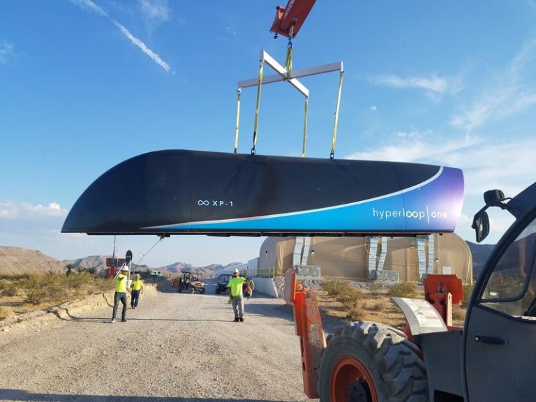 Hyperloop One a avut primul său test oficial, realizând transportul pe şinele speciale, în mediu vidat (Video)