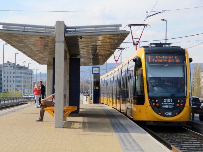 tn_hu-budapest_caf_long_tram_in_service_4_B_Zelki
