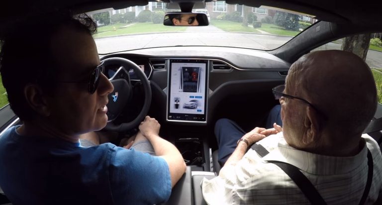 Viralul zilei: iată reacţia unui bătrân de 97 de ani la bordul unei maşini Tesla (Video)