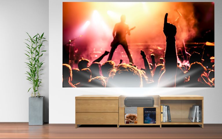 Epson prezintă un „televizor fără ecran” cu diagonală de 130 inch, de fapt un super proiector laser