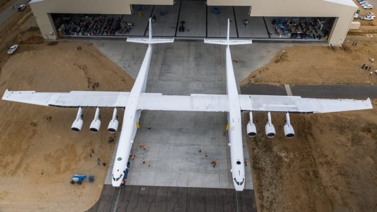 Cel mai mare avion din lume, Stratolaunch a decolat pentru prima oară şi arată spectaculos (Video)