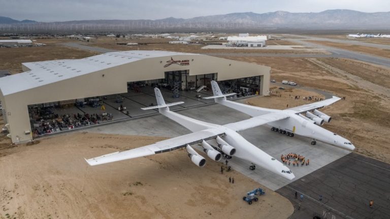 Stratolaunch, avionul cu aripile cât un stadion îşi porneşte toate cele 6 motoare pentru prima oară