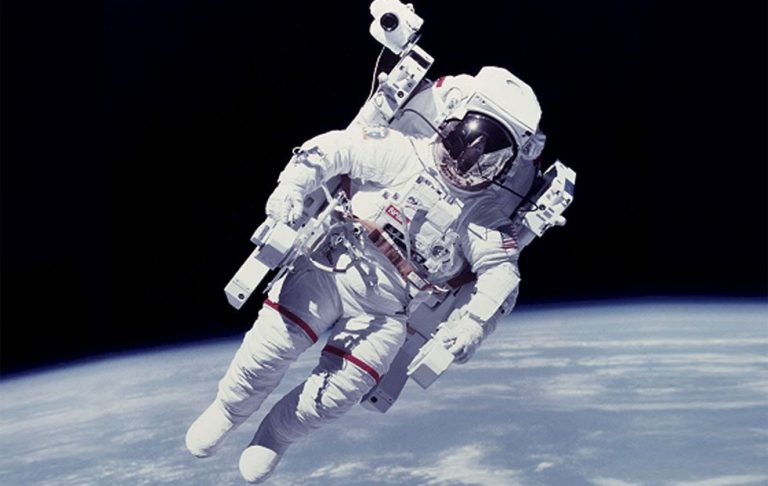 Oamenii de ştiinţă au creat un costum de astronaut cu un buton special „Take Me Home”