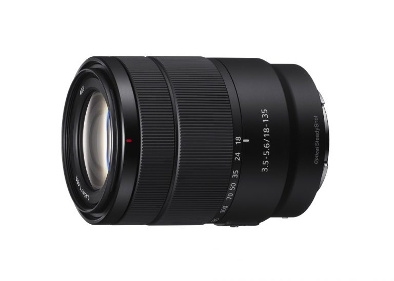 Sony lansează noul obiectiv E-mount SEL18135, cu design compact şi uşor, ideal pentru modelele Alpha
