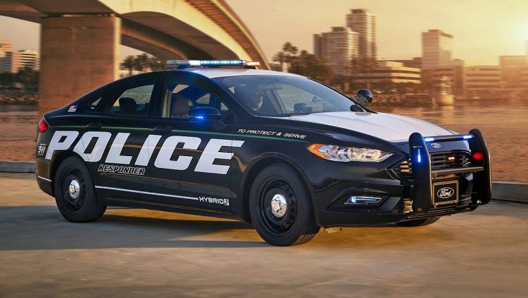 Ford brevetează maşina de poliţie autonomă, cu AI care îţi dă amendă