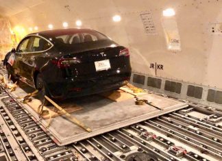Maşini Tesla Model 3 surprinse în drum spre Germania, ar putea fi demontate de rivalii Tesla pentru a fi copiate
