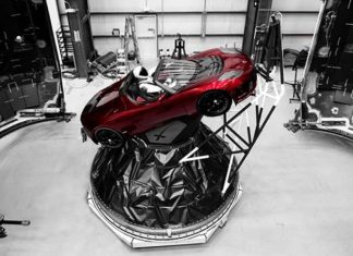 Elon Musk prezintă maşina Tesla Roadster gata de decolare cu Falcon Heavy; Are un „Starman” la volan!