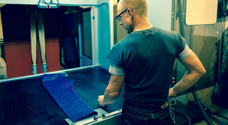 Levi’s foloseşte lasere pentru a crea textura specială a jeanşilor săi (Video)