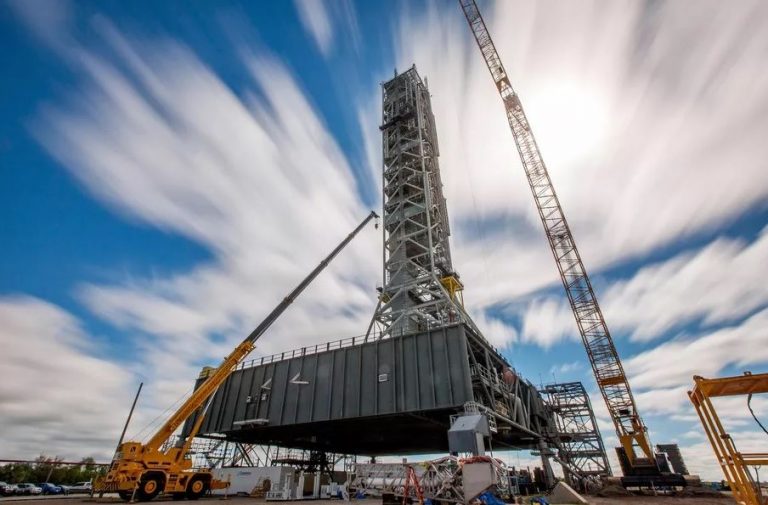 NASA a primit un surplus de venituri, începe construcţia unei noi platforme de lansare a rachetelor