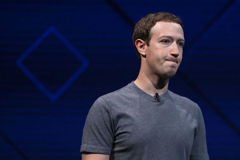 Mark Zuckerberg răspunde atacurilor lui Tim Cook, vorbeşte despre „cel mai greu an” pentru Facebook