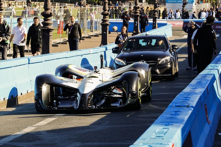 Cursa dintre om şi robot e reală: maşina autonomă de la Roborace se duelează cu un pilot de curse (Video)