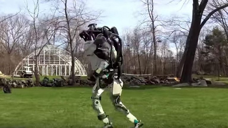 Roboţii de la Boston Dynamics învaţă să se orienteze la exterior şi să alerge chiar (Video)