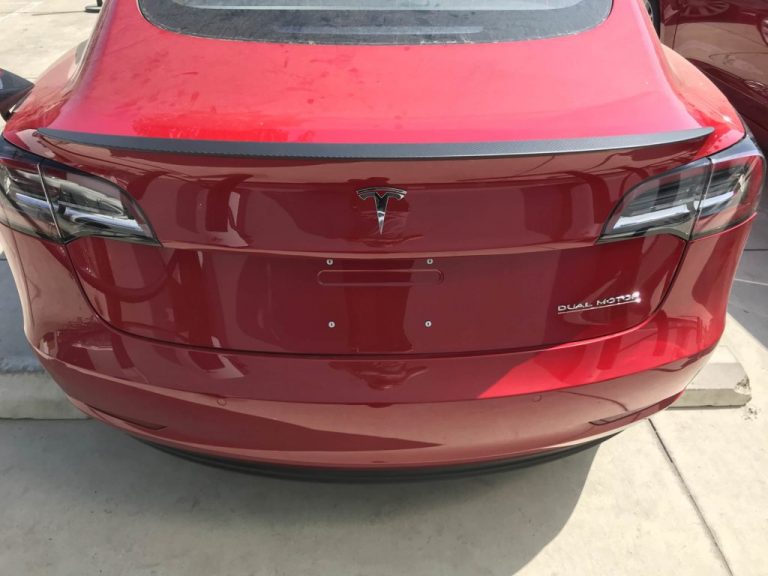 Tesla Model 3 primeşte o versiune Dual Motor cu interior alb