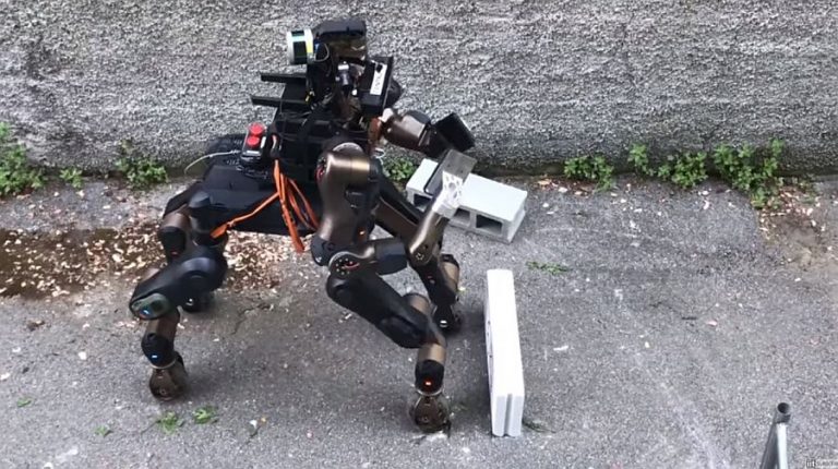 Robotul-centaur Centauro ar putea fi soluţia pentru a salva persoanele mai eficient