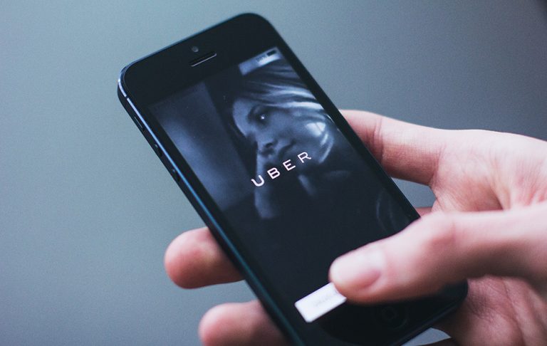 Uber îşi monitorizează şoferii „cu cazier”, la mod continuu și în timp real