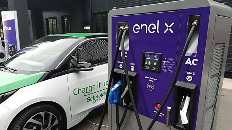 Enel instalează 2500 de puncte de încărcare pentru maşinile electrice în România