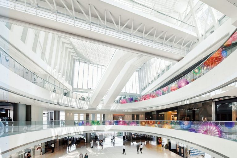 LG transformă orice suprafaţă din sticlă într-un display prin LG Colour Transparent LED Film
