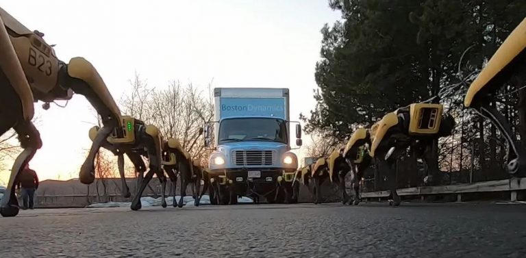 Armata de roboţi Boston Dynamics vă va strica weekendul; Iată-i mărşăluind pe stradă! (Video)