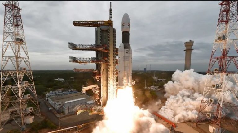 India lansează a doua sa misiune lunară, Chandrayaan-2, gata de prima aselenizare indiană