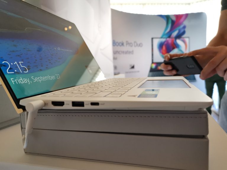 ASUS a prezentat la Bucureşti laptopul cu margini din aur, acoperit cu piele şi modelul cu două ecrane 4K