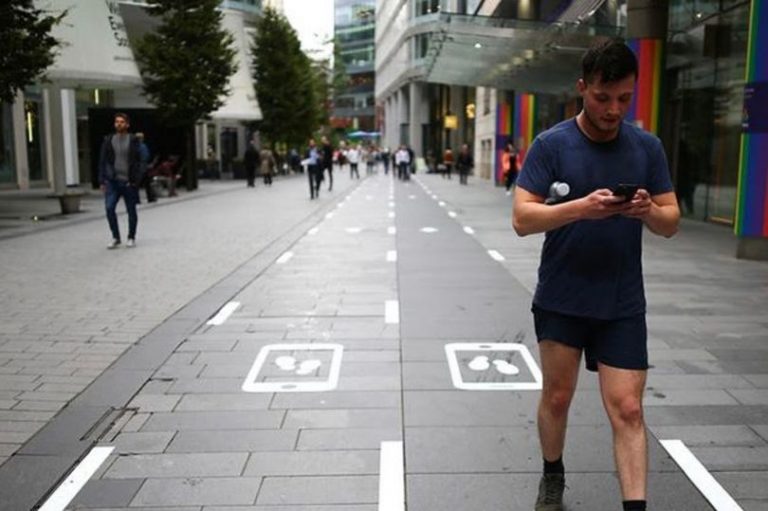 Trotuar special pentru cei care stau cu ochii în telefon; Se întâmplă în Marea Britanie!