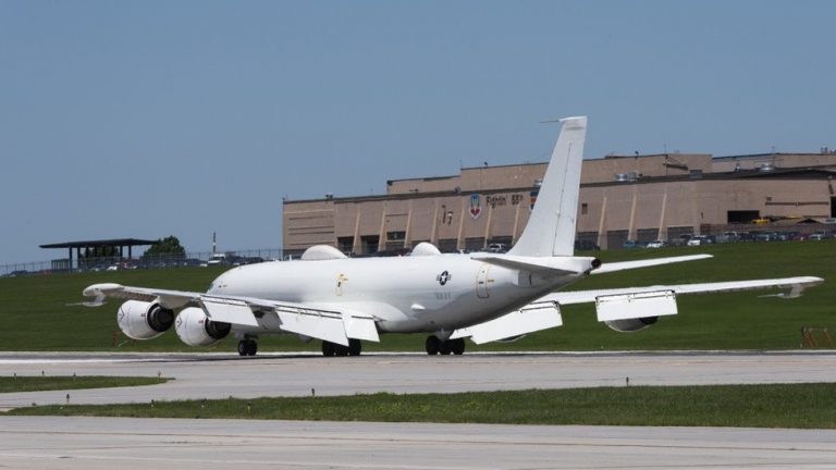Un avion al Armatei Americane rezistent la atacuri nucleare a fost adus la sol de… păsări