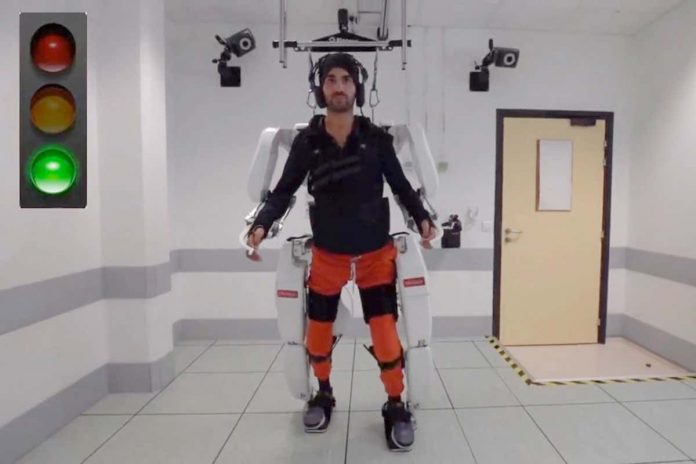 barbat paralizat exo schelet (2)