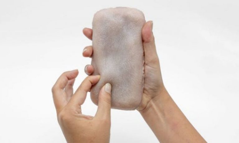 Husă de telefon acoperită cu piele umană!? Iată o nouă piele artificială, care simte… gâdilături