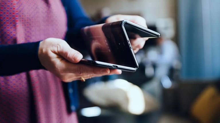 Telefonul cu ecran triplu şi pliabil a devenit deja viral şi e produs de TCL