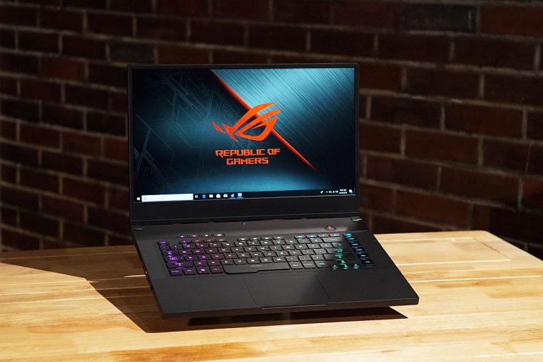 ASUS expune laptopul Zephyrus S GX502 la DEV.PLAY 2019: laptop apreciat de dezvoltatorii de jocuri