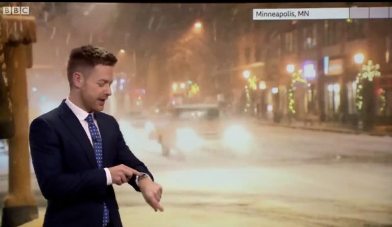 Apple Watch şi Siri îl întrerup pe un prezentator meteo pentru a îl contrazice în mod amuzant (Video)