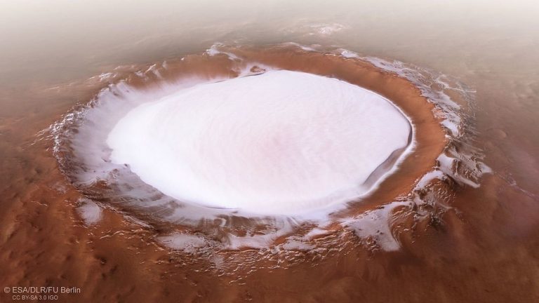 NASA a găsit apa îngheţată aproape de suprafaţa planetei Marte şi a făcut publică o hartă a gheţurilor sale