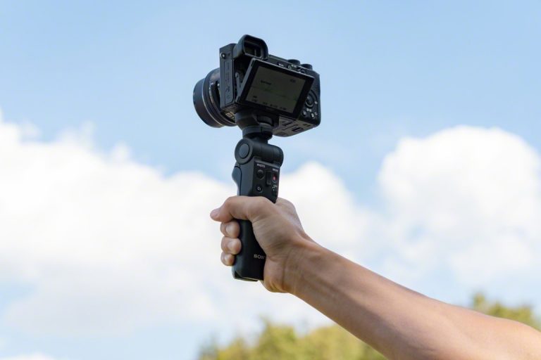 Sony prezintă noul grip GP-VPT2BT, care vine cu funcţie de telecomandă wireless, compatibilitate cu multiple camere digitale