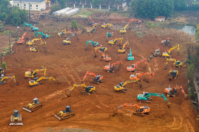 China construieşte un spital în Wuhan în 6 zile pentru a trata Coronavirusul; Încă un spital va fi gata în 15 zile