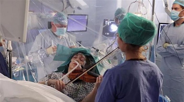 Viralul zilei: o femeie operată pe creier cântă la vioară în operaţie (Video)
