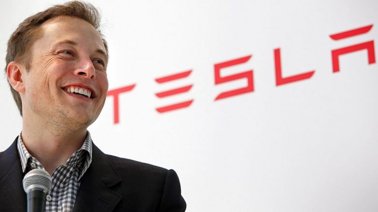 Elon Musk pune la dispoziţie fabricile Tesla pentru a realiza aparate de ventilaţie pentru pacienţii Covid-19