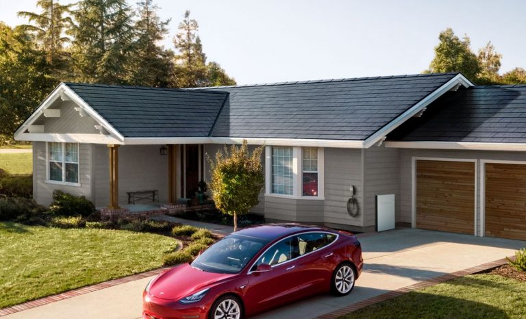Tesla lansează noi panouri solare pentru acoperişuri, mai ieftine şi mai eficiente