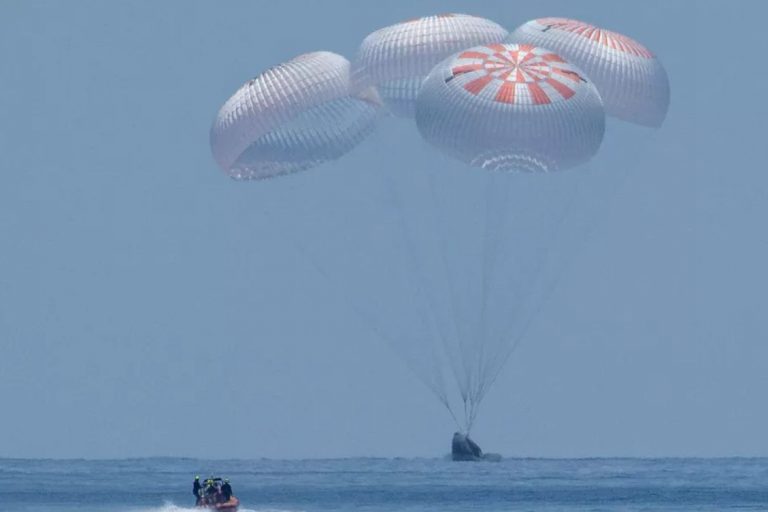 Capsula SpaceX Crew Dragon a revenit pe Pământ; Zeci de ambarcațiuni au îngreunat recuperarea astronauților