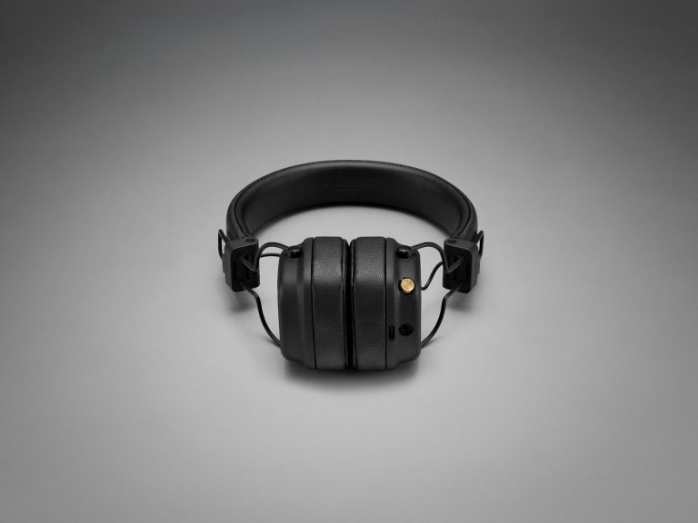 Marshall prezintă căştile Major IV, cu autonomie de 80 ore, încărcare wireless