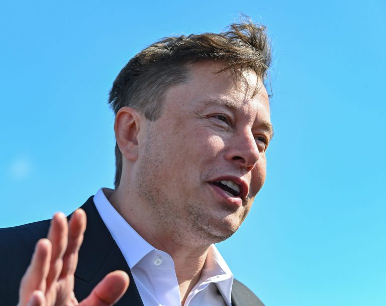 Elon Musk afirmă că Starlink are acum suficienți sateliți pe orbită pentru a lansa o versiune beta a serviciului său de internet de mare viteză