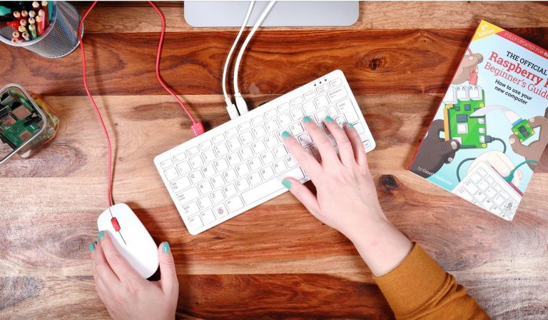 Raspberry Pi 400 este o tastatură compactă cu un computer încorporat, perfectă pentru școala online