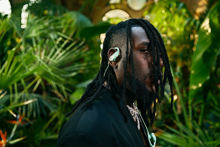 Beats a lansat o ediție limitată de căști Powerbeats High Performance fosforescente