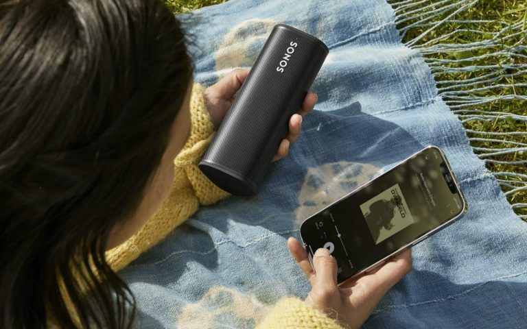 Sonos Roam este o nouă boxă portabilă, cu rezistenţă la apă şi praf, funcţii smart