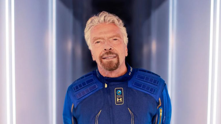 Miliardarul Richard Branson decolează în spaţiu în acest weekend, cu o navetă Virgin Galactic