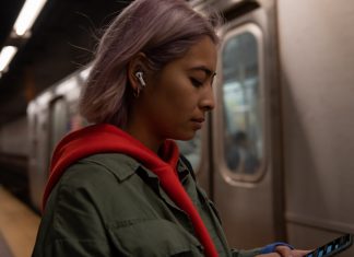 Adolescenții care se vaccineaza în Washington primesc cadou căști AirPods